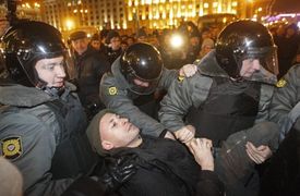 Neobvykle silné protesty proti volbám do dumy v Moskvě.
