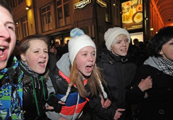 Demonstranti skandují proti údajně neférovým volbám.