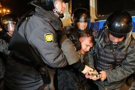 Zatýkání opozičních demonstrantů v Moskvě. 