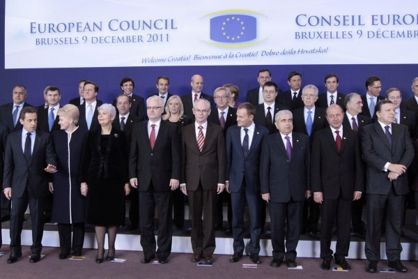 Na oficiálním snímku ze summitu vyjadřují představitelé států unie jednotu. Skutečnost je složitější.