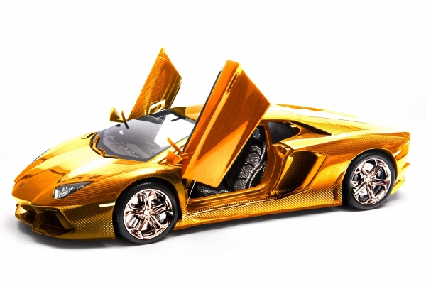 Zlato, platina, drahokamy, to jsou materiály použité při tvorbě modelu Lamborghini Aventador. Podle toho také vypadá cena.