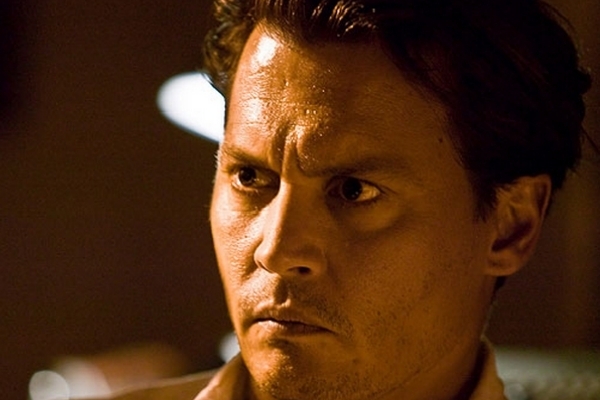 Johnny Depp hraje Paula Kempa, novináře toho času v Portoriku.