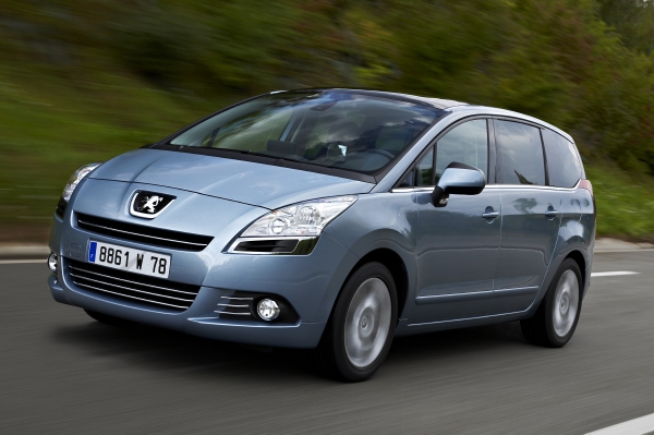 Exteriéru Peugeotu 5008 prospělo, že "lví tlamu" designéři ukočírovali. 