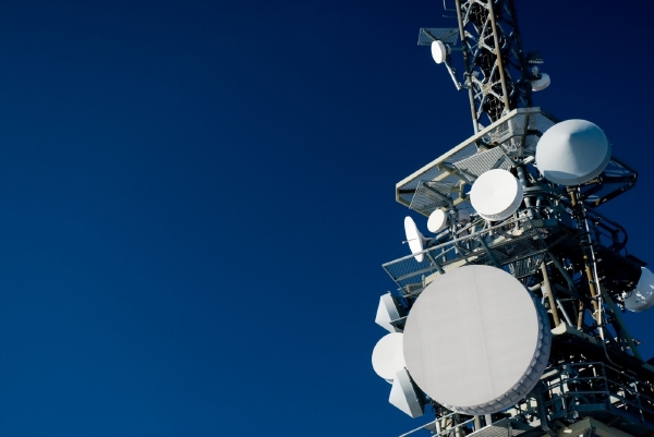 Mobilní a telefonní vlny prý Švédovi způsobují bolest hlavy a zad. 