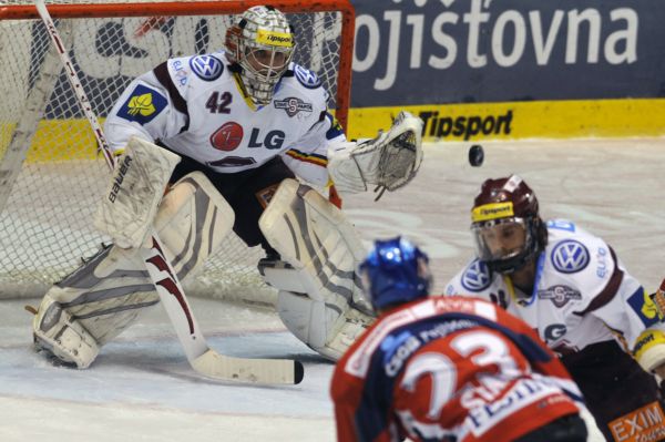 Brankář Sparty Tomáš Pöpperle prožil v Pardubicích černý večer. Brankář Sparty Tomáš Pöpperle prožil v Pardubicích černý večer.