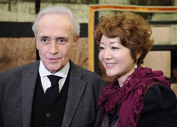 Španělský tenorista José Carreras a korejská sopranistka Pak Mi-hje. Španělský tenorista José Carreras a korejská sopranistka Pak Mi-hje.