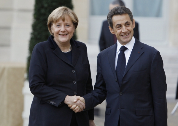 Francouzský prezident Nicolas Sarkozy a německá kancléřka Angela Merkelová, hlavní hybatelé summitu EU.