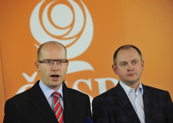 Představitelé sociální demokracie Bohuslav Sobotka (předseda, vlevo) a Michal Hašek (první místopředseda).