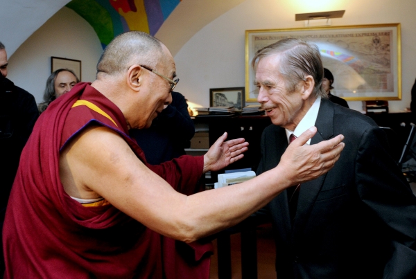 Tibetský duchovní vůdce dalajlama se setkal v Praze s exprezidentem Václavem Havlem. 