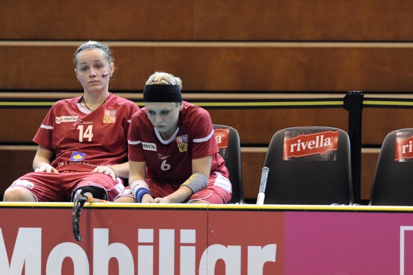 Zklamané české hráčky Denisa Bílá (vlevo) a Anet Jarolímová.