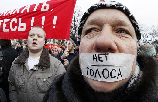 Lidé demonstrující v Petrohradu proti průběhu voleb.