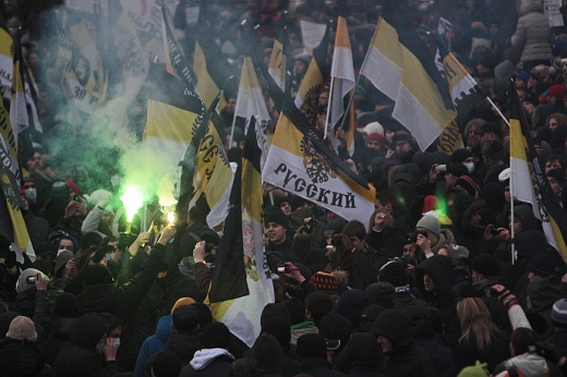 Demonstranti v Moskvě se starými ruskými vlajkami v rukou.