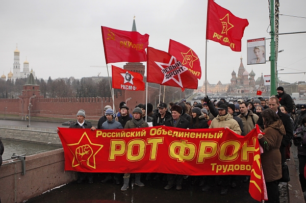 Lidé v Moskvě protestující proti volbám nesli mimo jiné vlajku s nápisem Rudá fronta a vykřikovali protiputinovská hesla.