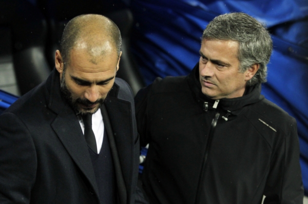 José Mourinho (vpravo) zdraví Pepa Guardiolu po zápase Realu s Barcelonou.