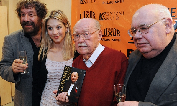 Zdeněk Troška, Sabina Laurinová, Lubomír Lipský a Karel Ulík (zleva) na křtu knihy Lubomír Lipský a jeho bratr Oldřich.