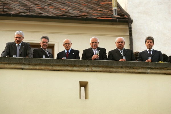 Bulahrský prezident Parvanov (zcela vpravo) vetoval vládou navrženou důchodovou reformu.