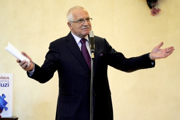 Václav Klaus si nemyslí, že by české peníze eurozóně pomohly.
