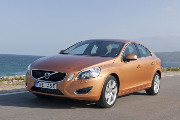 Volvo S60 se vznětovým motorem 1.6 a automatickou převodovkou dovede šetřit palivo.