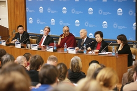 Účastníci debaty na Filozofické fakultě řešili lidská práva, ale i tak si ze sebe dost utahovali.