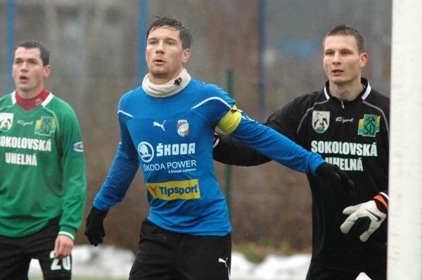 Plzeňský fotbalista Martin Fillo (uprostřed) si pěkně zavařil.