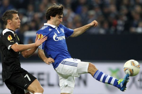 Záložník Schalke Jan Morávek (vpravo) už si letos nezahraje.