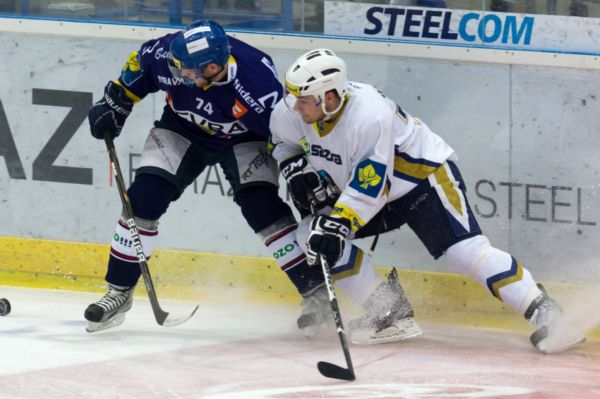 Kladenský Jakub Valský (vpravo) v souboji se Ctiradem Ovčačíkem z Vítkovic. Kladenský Jakub Valský (vpravo) v souboji se Ctiradem Ovčačíkem z Vítkovic.