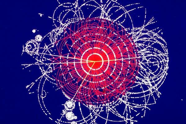 Simulace srážky, při níž vznikl (a okamžitě zase zanikl) Higgsův boson.