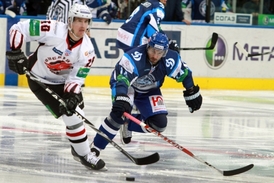 V KHL je Roman Červenka nejlepším kanonýrem.