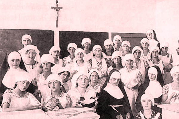 Celibát před sto lety držely v českém školství nejen  jeptišky (na snímku ve škole pro hospodyně), nýbrž  všechny ženy učitelky.