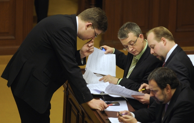 Ministr spravedlnosti Jiří Pospíšil (ODS, vlevo) diskutuje s poslaneckými kolegy před jednáním o přímé volbě prezidenta.