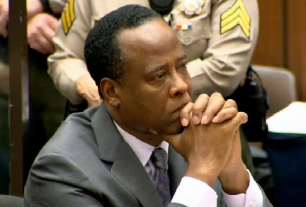 Lékař Conrad Murray. 