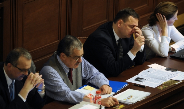 Ministr financí Miroslav Kalousek (zleva), ministr zahraničí Karel Schwarzenberg, premiér Petr Nečas a vicepremiérka Karolína Peake na schůzi Polsanecké sněmovny ČR ze 14. prosince.