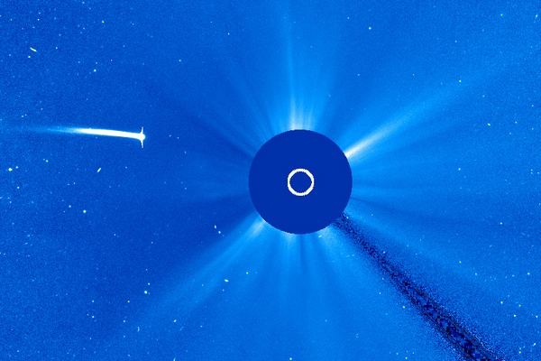 Kometa C/2011 W3 (Lovejoy) u Slunce na snímku z koronografu LASCO C3. Disk Slunce je odstíněn a znázorněn bílým kruhem.