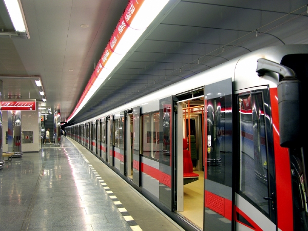 Opilý muž spadl pod metro, vyvázl se zhmožděným kotníkem (ilustrační foto).