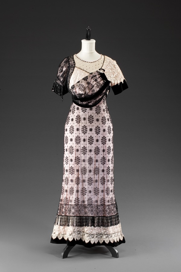 Matylda Mašková: společenské šaty, 1910–1912, tyl podložený hedvábným saténem, krajkovina.