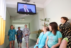 Putin odpovídá na dotazy občanů ve zvláštním televizním pořadu, který je kremelskou obdobou někdejšího pořadu Volejte řediteli na české TV Nova.