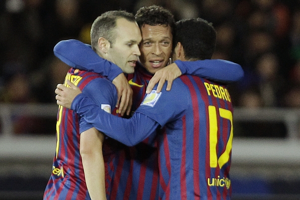 Fotbalisté Barcelony: (zleva) Iniesta, Adriano, Pedro.