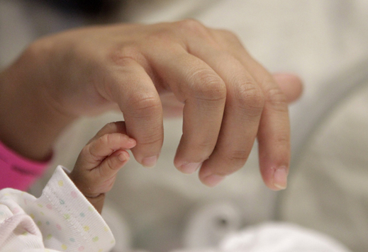 Lékaři věří, že Melinda přežije, hrozí jí však vážné zdravotní následky. Na snímku se drží malíčku své matky.