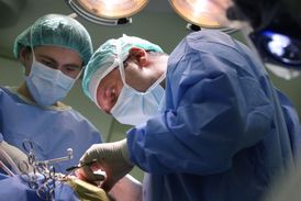 Platit "za diagnózu" se začne u operací kloubů a transplantací.