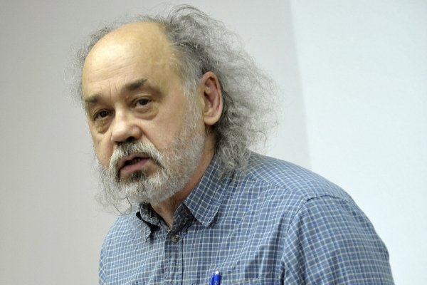 John Bok je předsedou Spolku na podporu nezávislé justice Šalamoun. 