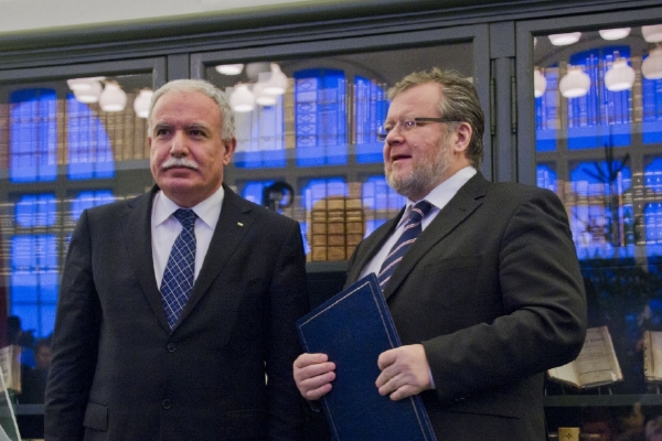 Ministři zahraničí Rijád Málikí (vlevo) a Össur Skarphedinsson v Reykjavíku.