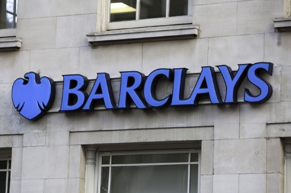 Snížení ratingu postihlo i britskou banku Barclays. Snížení ratingu postihlo i britskou banku Barclays.