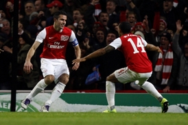 Theo Wallcot (vpravo) a Robin Van Persie z Arsenalu.