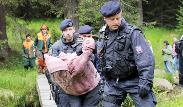 Policisté zasahovali proti aktivistům. Policisté zasahovali proti aktivistům.
