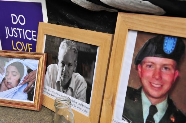 Julian Assange a vojín Bradley Manning (na fotografii vpravo). Julian Assange a vojín Bradley Manning (na fotografii vpravo).