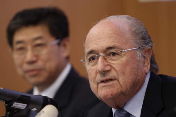 Šéf FIFA Sepp Blatter (vpravo).