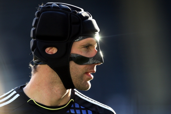Petr Čech už může odložit chránič nosu.