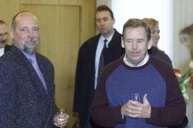 Bývalý starosta obce Jan Loskot a exprezident Václav Havel.