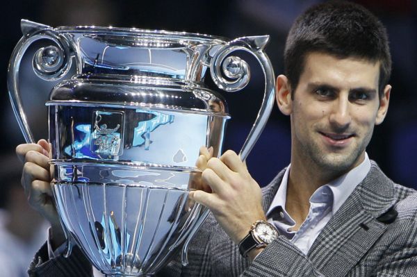 Novak Djokovič s trofejí pro nejlepšího tenistu sezony.