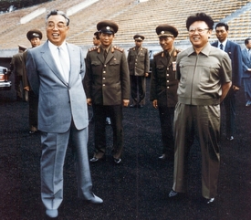 Kim Čong-un je po svém otci Kim Čong-ilovi (vlevo) a dědečkovi Kim Ir-senovi (vpravo) v pořadí třetím vládcem KLDR dynastie Kimů.